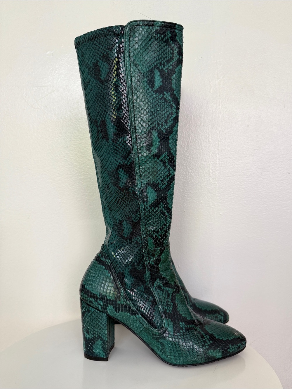 $850 Stuart Weitzman Livia 80 Emerald Python Print Knee High Boots Sz 6 M